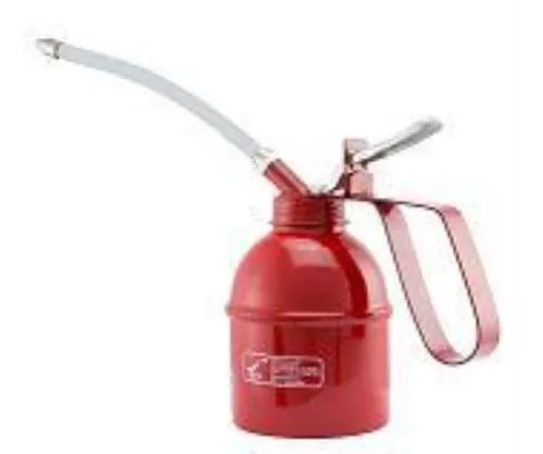 Oliatore manuale SIP 90829300 in metallo rosso da 300 ml, con pompa e tubo flessibile di circa 150 mm per lubrificazione mirata.