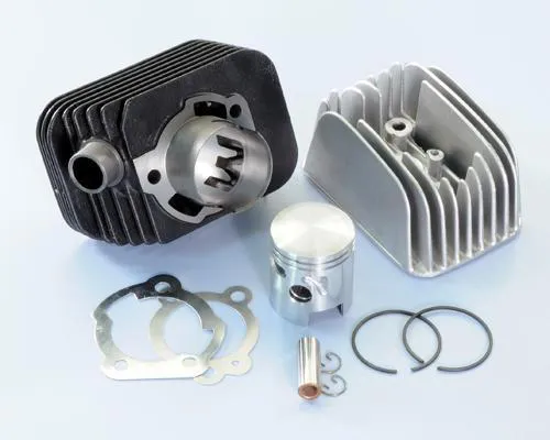 Kit Polini Racing in ghisa per Piaggio Ciao: alesaggio 43 mm, spinotto 12 mm, scarico con fori booster e cilindrata di circa 63 cc.
