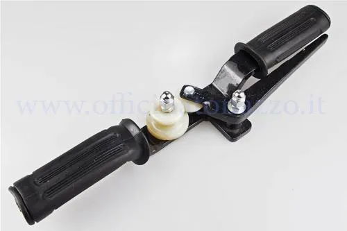 Attrezzo economico IE/OT/23590 per montare il bordo scudo monopezzo in alluminio sulle Vespa classiche con lavorazione progressiva.