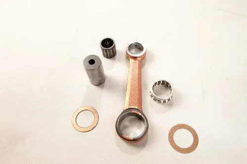 Biella con interasse 97 mm, sede gabbia lato pistone Ø19 mm e occhio testa Ø26 mm, per alberi Vespa Primavera ed ET3 compatibili.