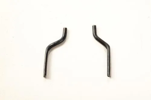 Coppia di ganci per sostenere lo sportello motore piccolo della Vespa 50 prima serie 1963-1966. Verificare telaio e geometria dello sportello.