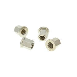 Set di quattro dadi M7 per il fissaggio della testa cilindro. Verificare passo, forma e altezza rispetto ai dadi rimossi prima del montaggio.