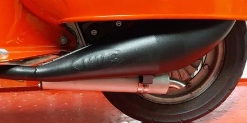 Espansione VMC EVO RACER 52-B 003634 nera per Vespa 50, Special, 90, Primavera, ET3 e PK: imbocco 32 mm, silenziatore alluminio, uso pista.