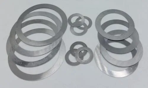 Kit VMC 003253 con 14 rasamenti da 0,10 e 0,30 mm per regolare selettivamente giochi e allineamenti nel carter Vespa Smallframe.