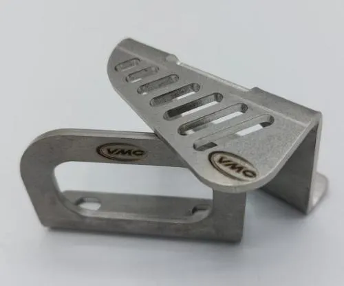 Coppia di staffe VMC inox 003754 per borsa o tanica sulla pedana Vespa. Fissaggio ai supporti del cavalletto e appoggio destro per il tallone.