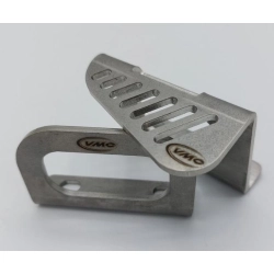 Coppia di staffe VMC inox per borsa o tanica sulla pedana Vespa. Fissaggio ai fori del cavalletto centrale e appoggio destro per il tallone.