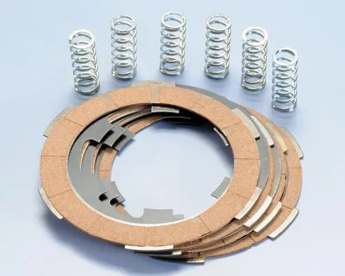 Kit Polini con 4 dischi in sughero, 3 intermedi e 6 molle per Vespa HP, FL, FL2 e Ape 50 compatibili con frizione a sei molle.
