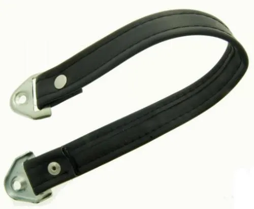 Cinghia passeggero nera lunga 49 cm per sella Vespa PX prima serie. Applicazione riferita al ricambio Piaggio 149973; fissaggi da verificare.