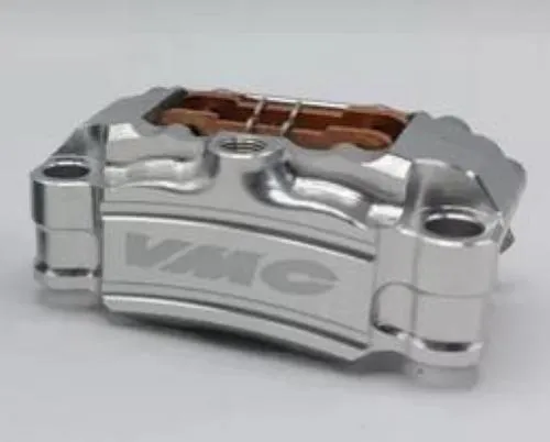 Pinza freno radiale VMC 004245-C07 nera con quattro pistoncini, destinata a impianti frenanti VMC compatibili per Vespa.