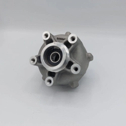 Mozzo VMC 004148 porta disco e tamburo per forcelle Piaggio Zip, Vespa ET2 ed ET4, completo di cuscinetti e paraolio per conversioni ruota compatibili.