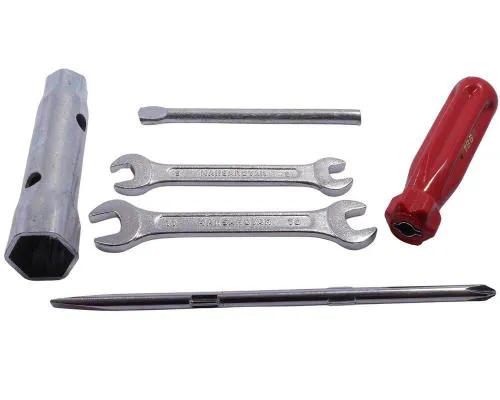 Busta portattrezzi completa di utensili standard per Vespa a telaio grande, pensata come dotazione compatta da tenere a bordo.