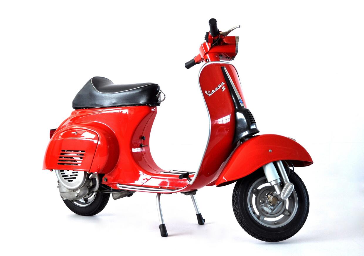 Vespa 50 Special rossa restaurata, vista laterale